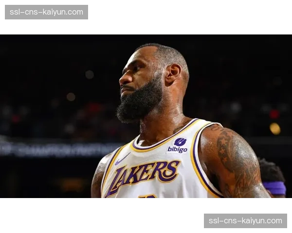 特写:詹姆斯突破40000分瞬间,主场观众起立致敬