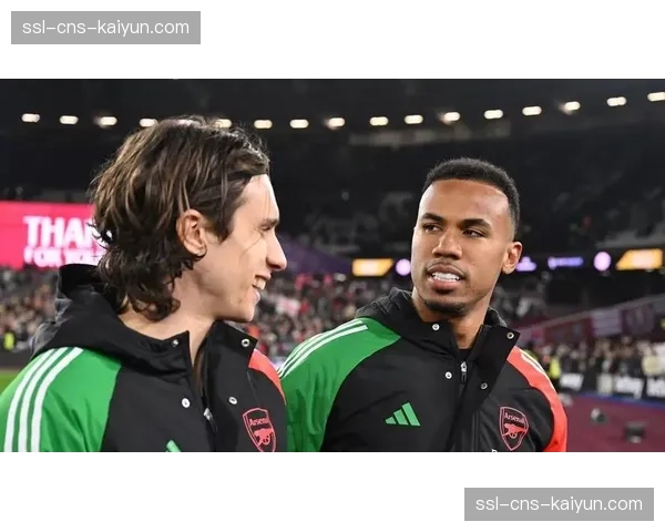 特写镜头:比赛第70分钟,阿森纳中卫加布里埃尔因一次全力回追后出现抽筋 特写镜头:比赛第70分钟,阿森纳中卫加布里埃尔因一次全力回追后出现抽筋